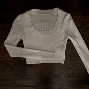 Long sleeve cropped and fitted white ribbed sweater top